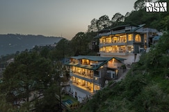 StayVista at Chapter 1 @ The Ever House w/ Outdoor Heated pool, Kasauli
