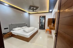 FabHotel Tuesday Suits 121, Noida