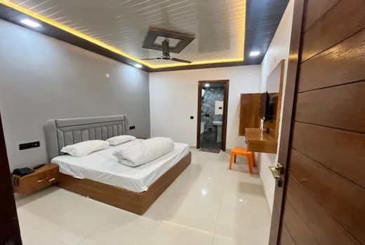 FabHotel Tuesday Suits 121