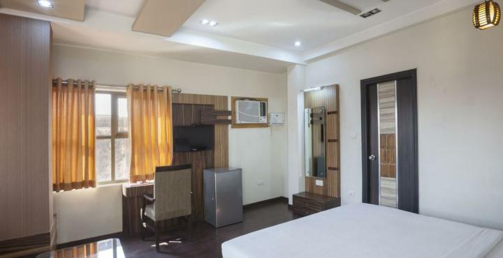 Hotel Sundaram - Tap to explore photos