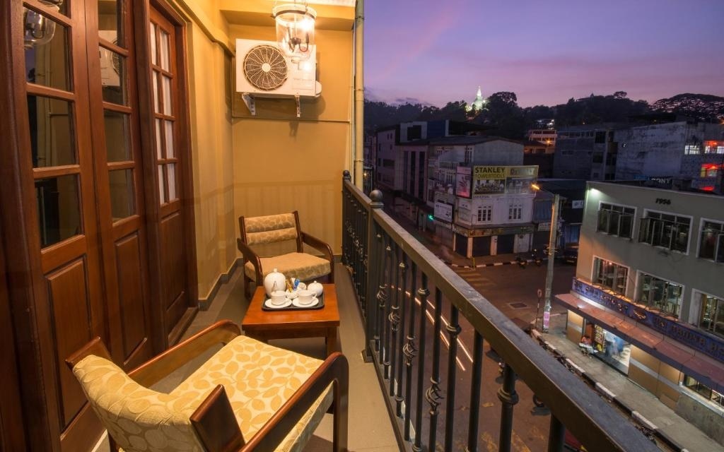 Ceyloni City Hotel - Tap to explore photos