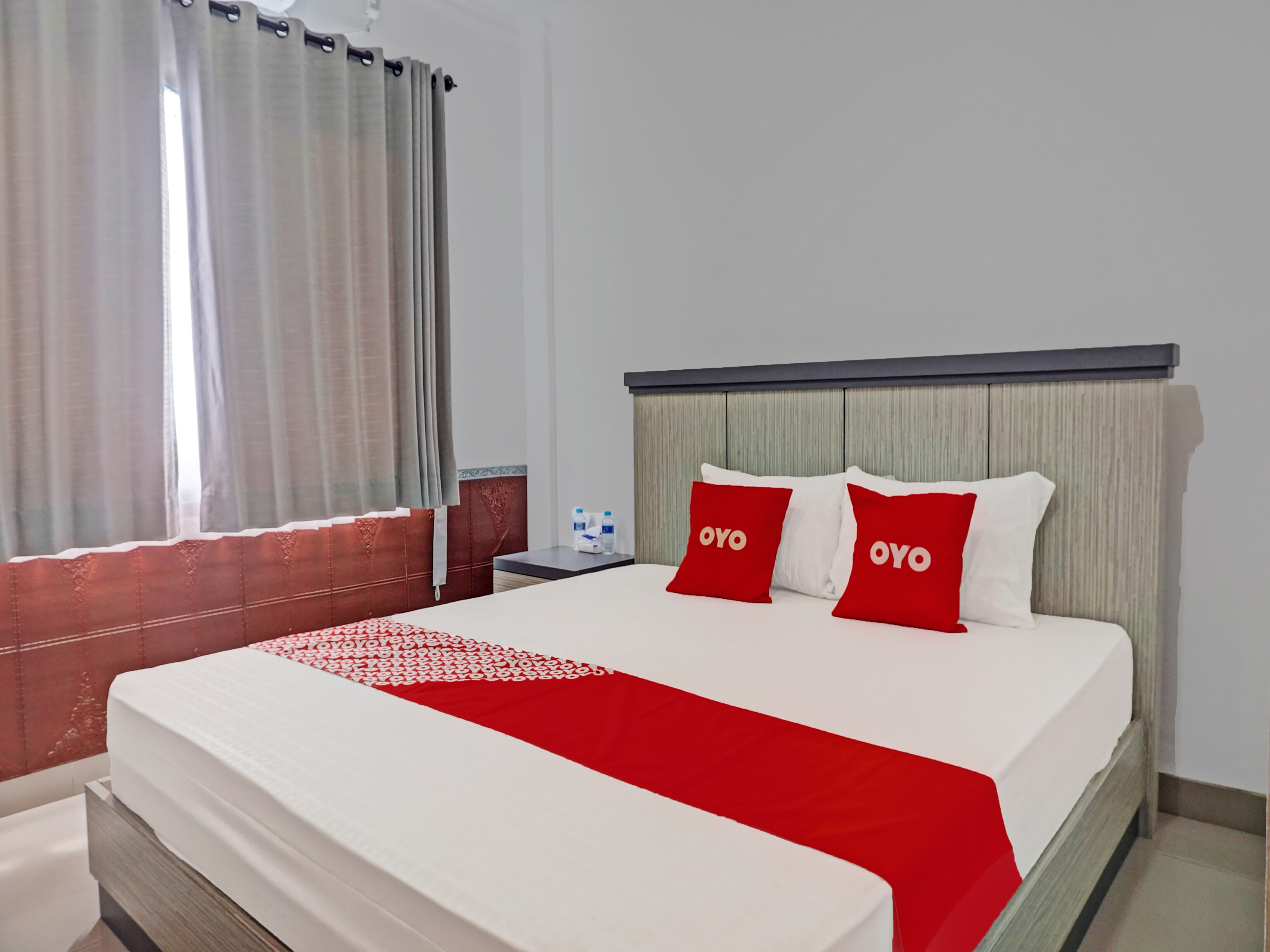 Super OYO 92518 De Luna Hotel - Tap to explore photos