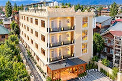 Hotel Blanco - 2mins Drive to Dal Lake, Srinagar