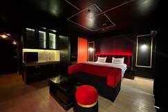 Knock Knock Stay, Lucknow