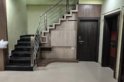 Peaceful 2BHK Stay with Kitchen Living Rooms, Ujjain