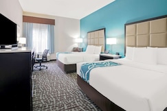 La Quinta Inn & Suites by Wyndham Paris, Titus