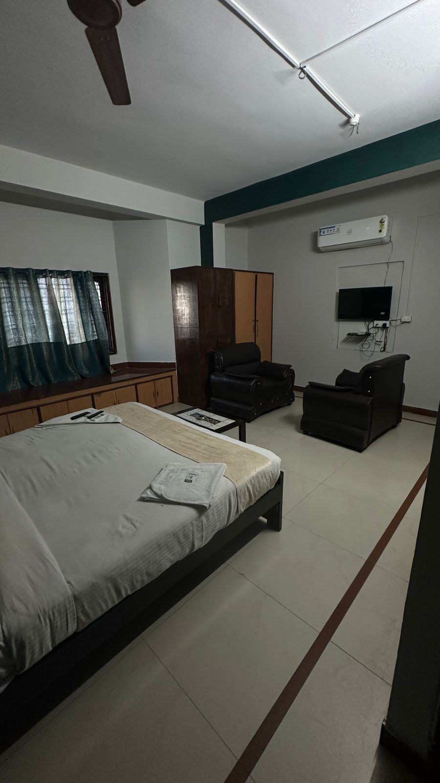 iROOMZ Hotel Shree Jagannath - Tap to explore photos