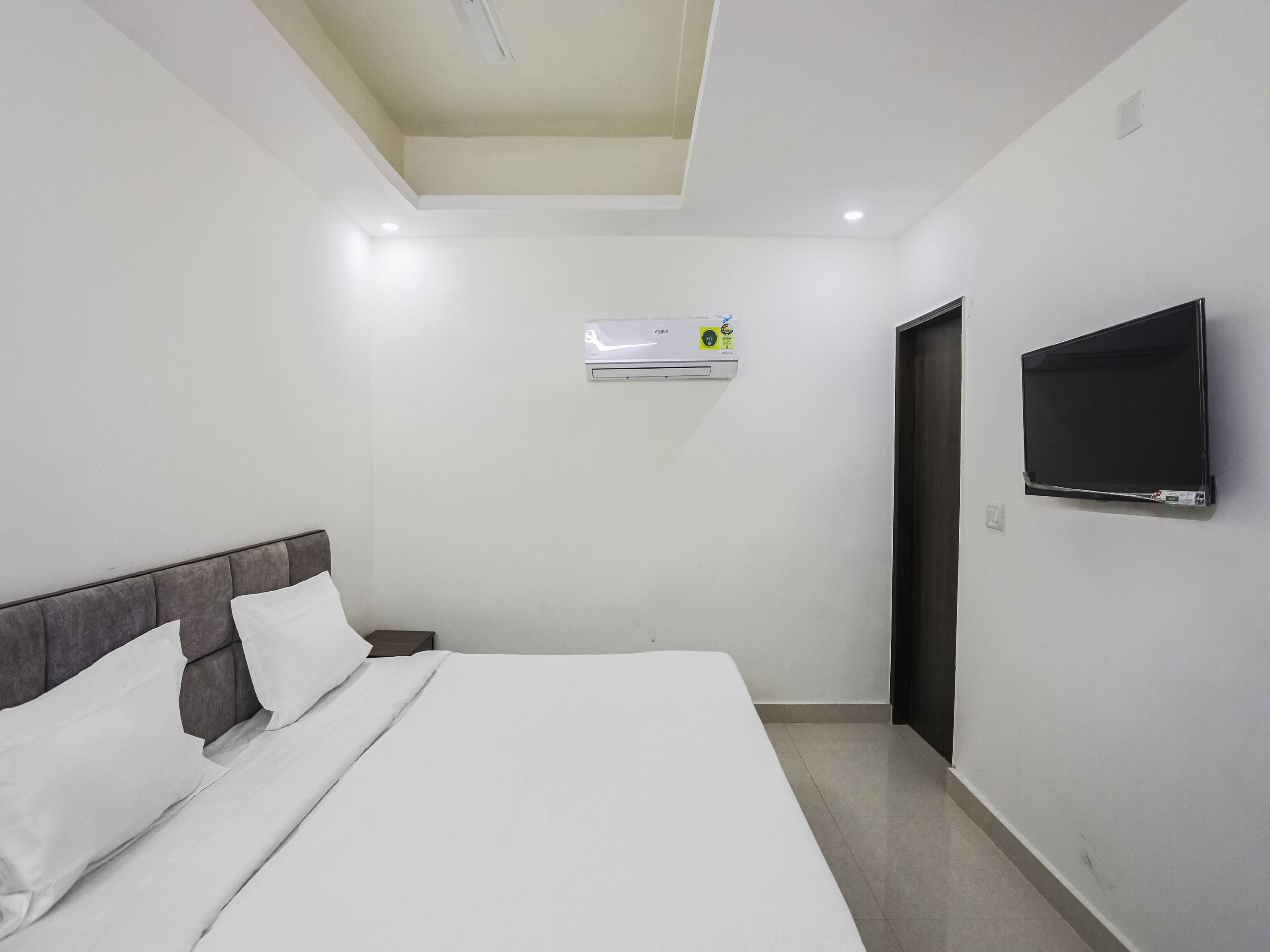 OYO 85979 HOTEL RS - Tap to explore photos