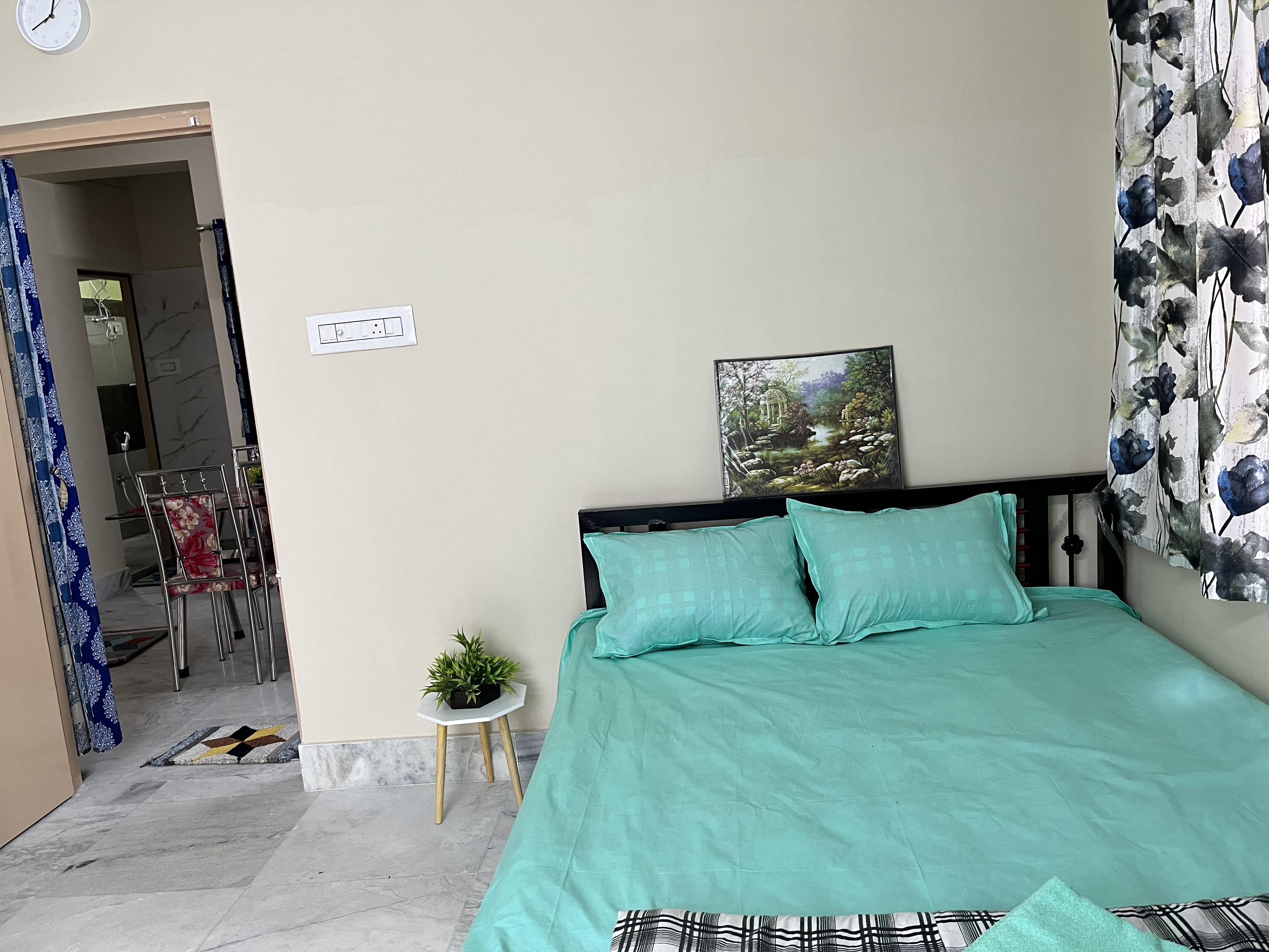 Cozy 2-Bedroom+ Kitchen + Living: Near Airport - Tap to explore photos