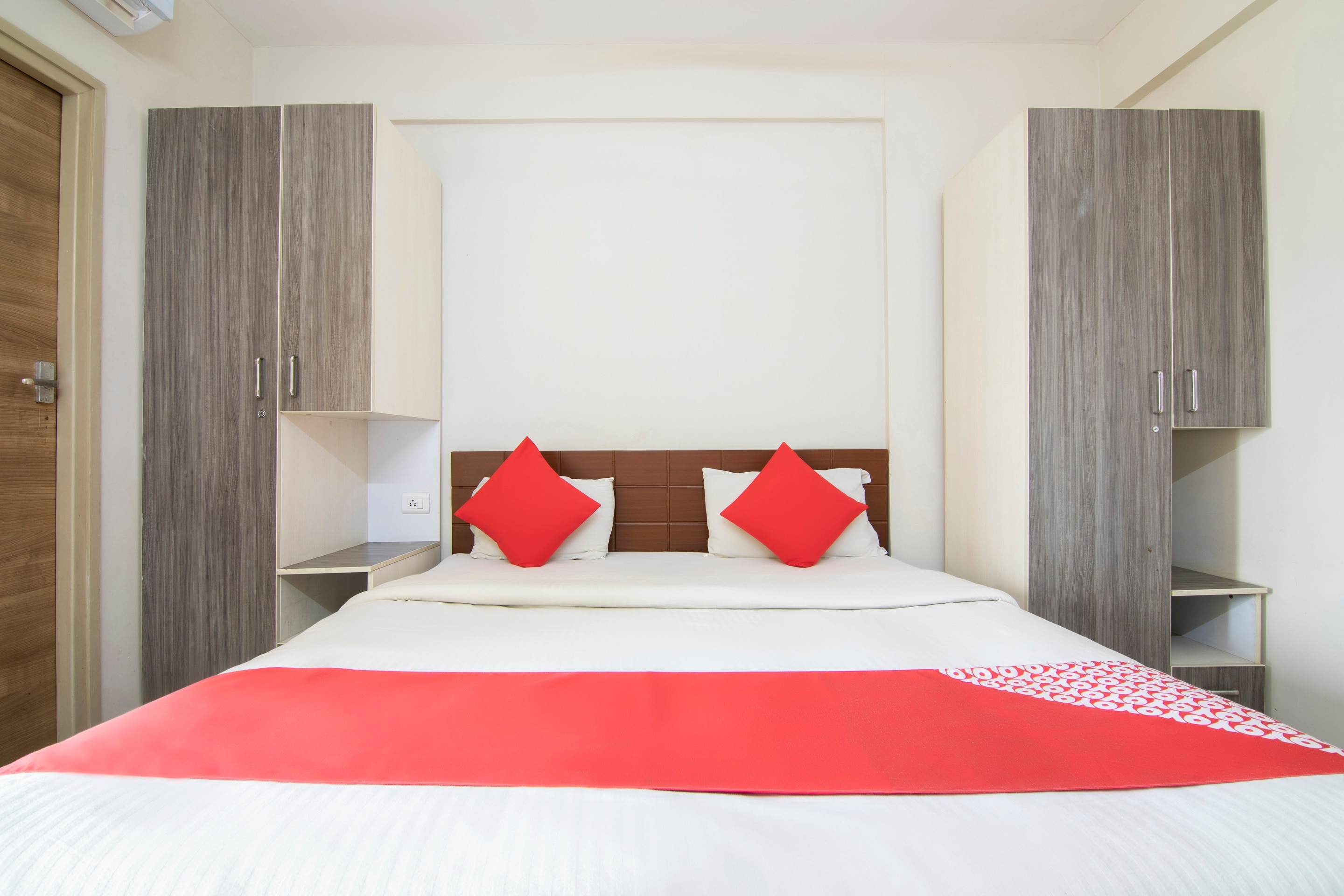 Super Hotel O Bubble Luxury Inn Budget - Tap to explore photos