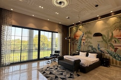 Ultra Luxury 7BHK Estate I Pool, Grand Lawn and Tubs, Delhi