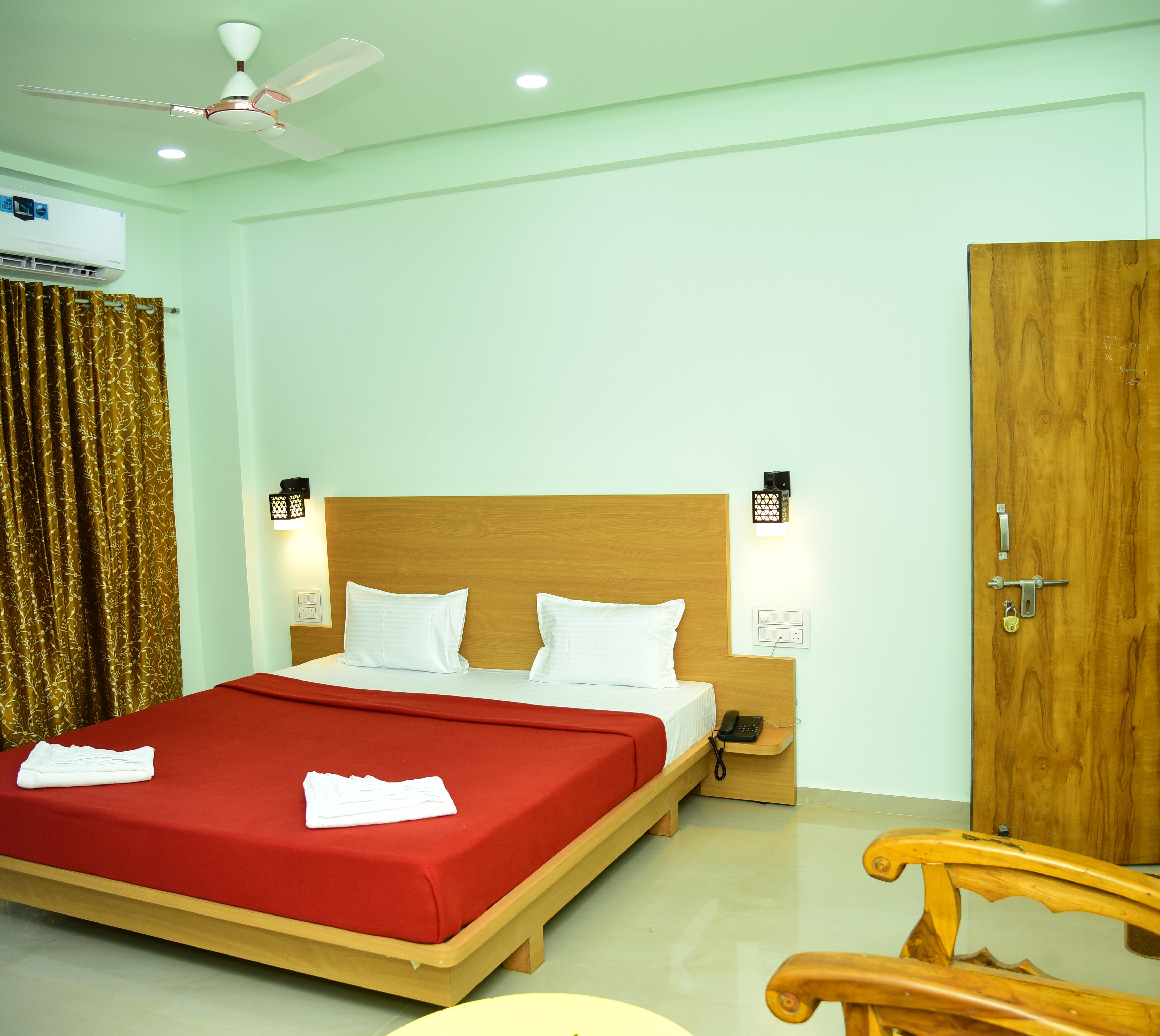 Hotel Shalini Palace - Tap to explore photos