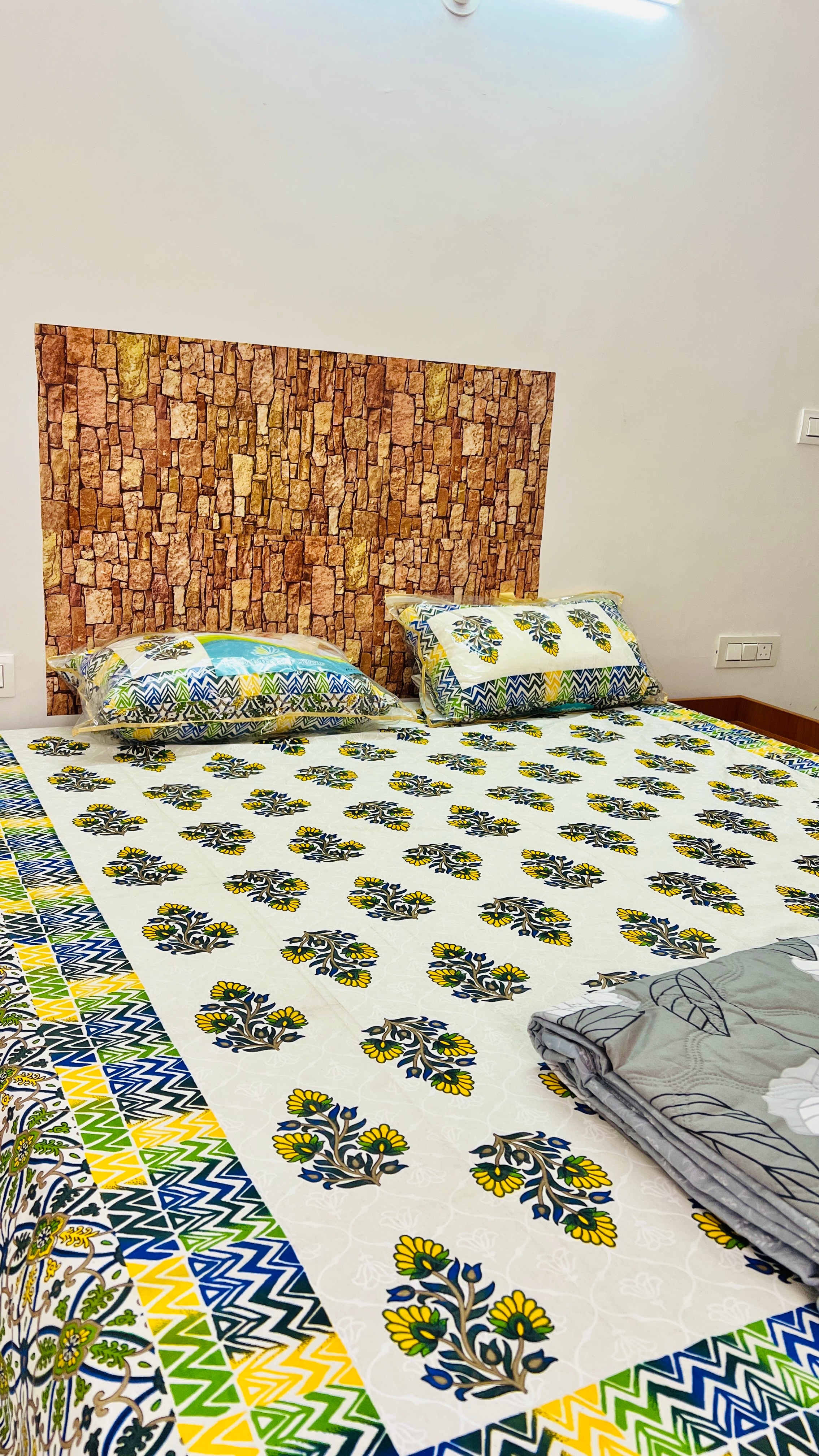 Padmlaxmi Guest house - Tap to explore photos