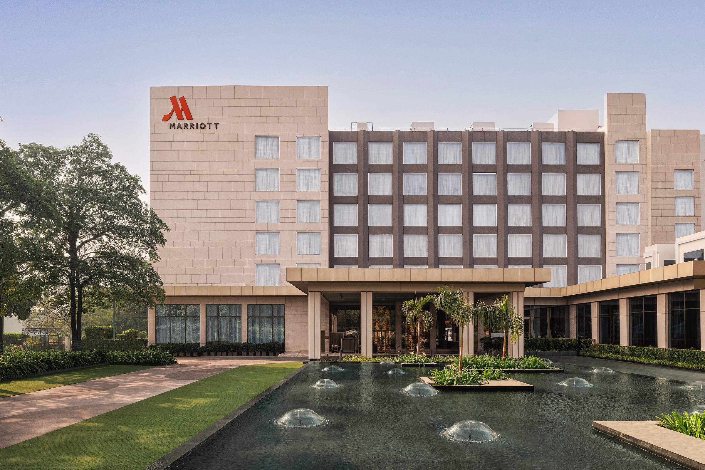 //imgak.mmtcdn.com/pwa_v3/pwa_hotel_assets/default.jpg