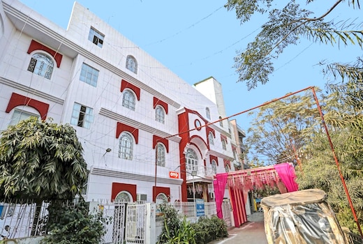 Hotel O Raas Near Hira Sweet