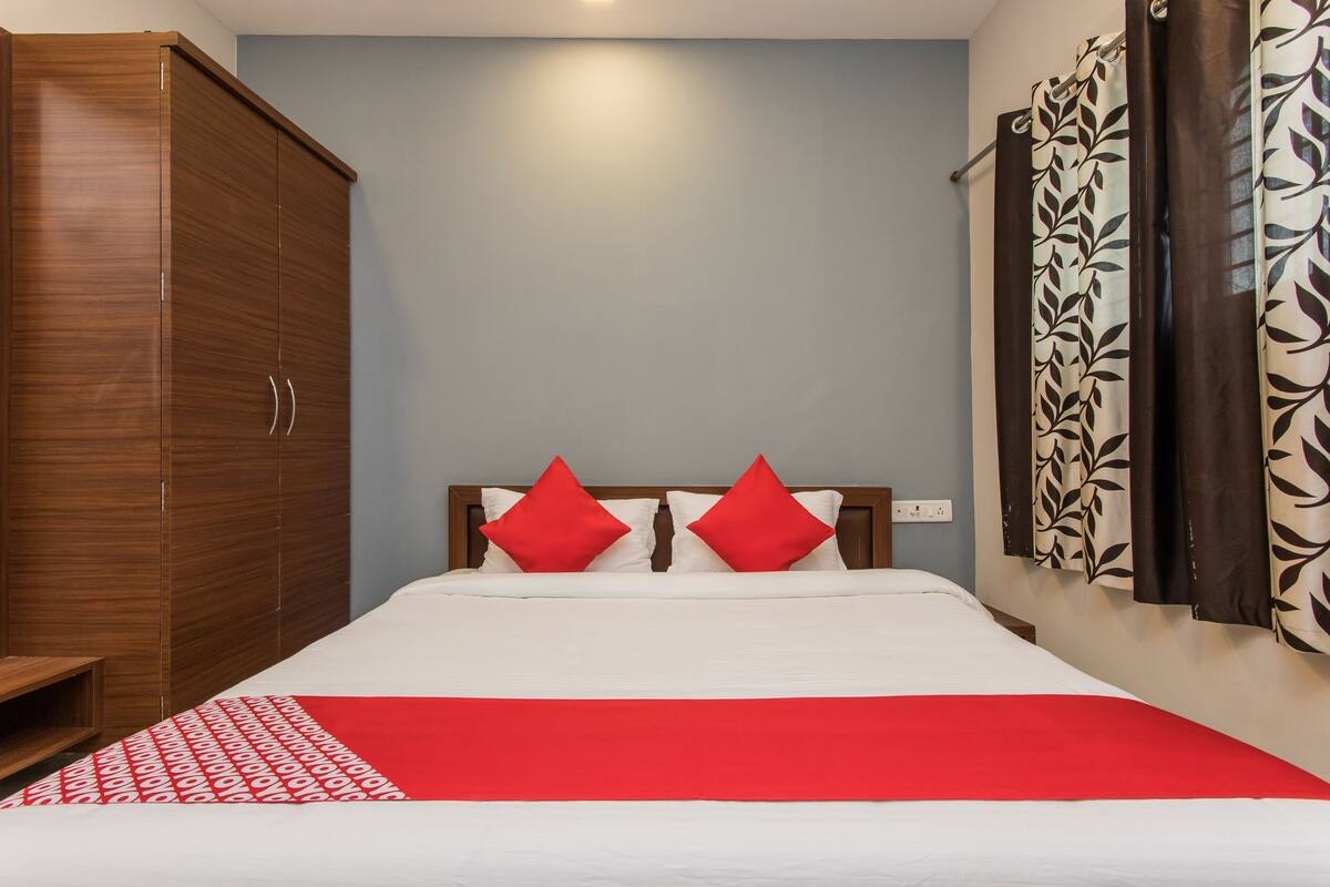 Hotel Mahalaxmi, Near Mahakal Temple - Tap to explore photos