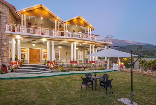 StayVista | Rooms at SilverOaks Cottage