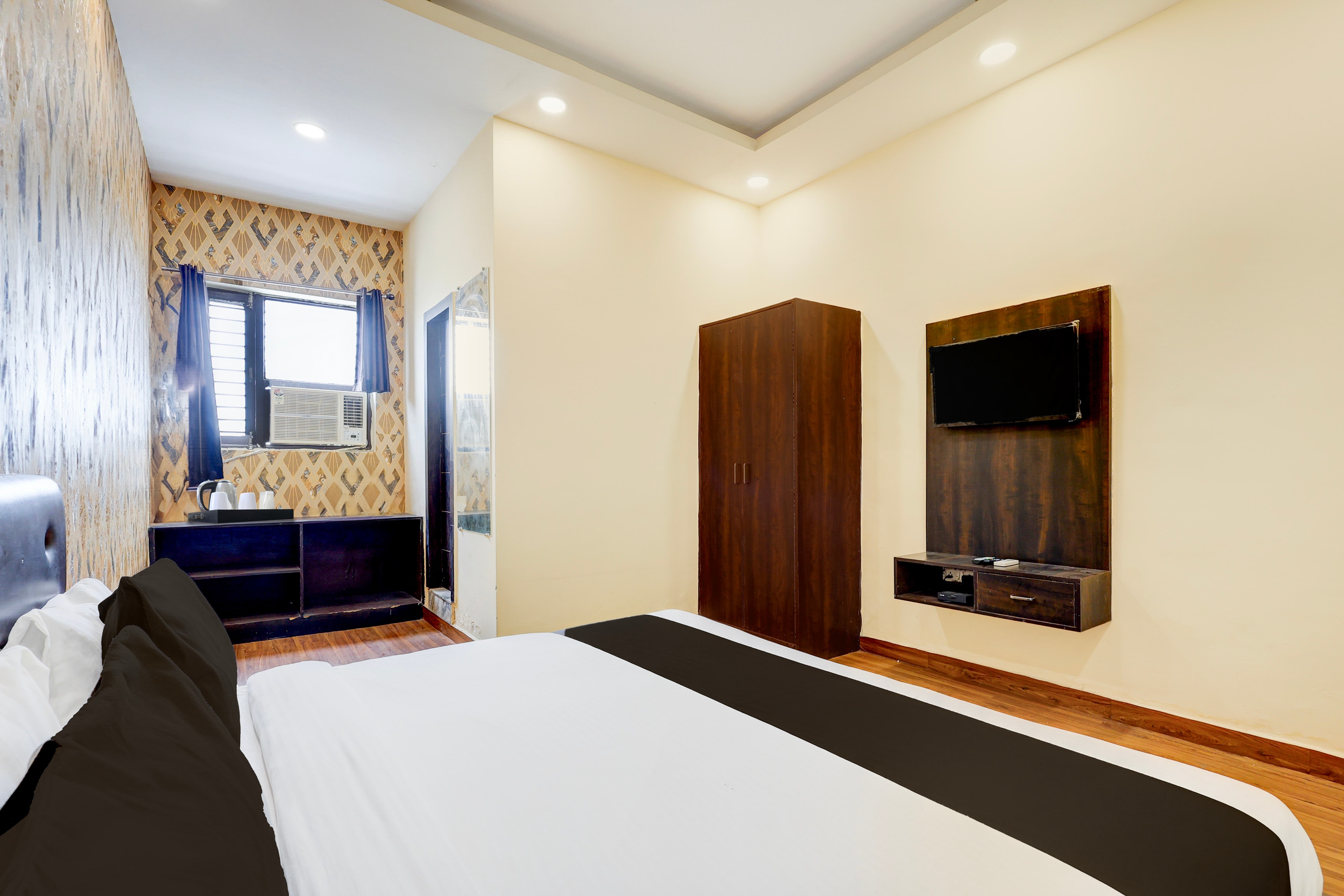Hotel O Ansal Sushant City Formerly Oak Tree - Tap to explore photos