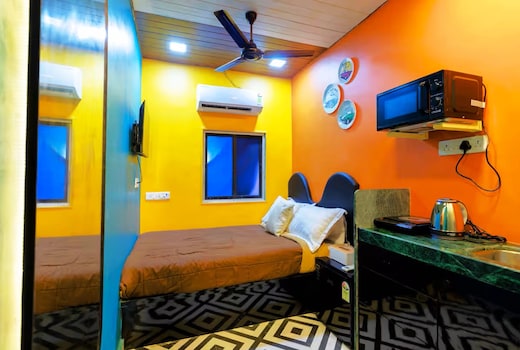 Vibrant Room in a Prime Location