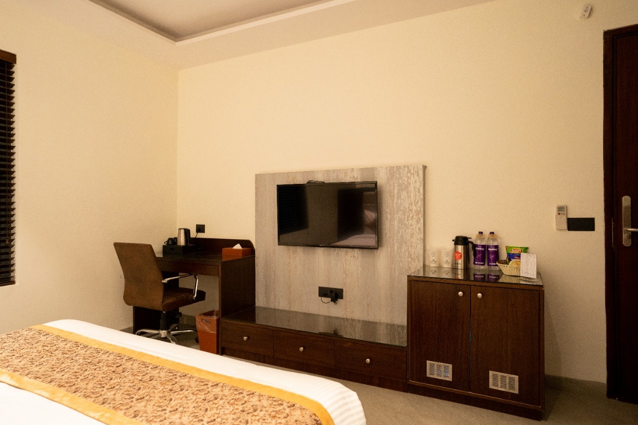 HOTEL SMILY - Tap to explore photos