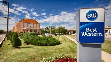 Best Western O'Hare/Elk Grove Hotel - Tap to explore photos
