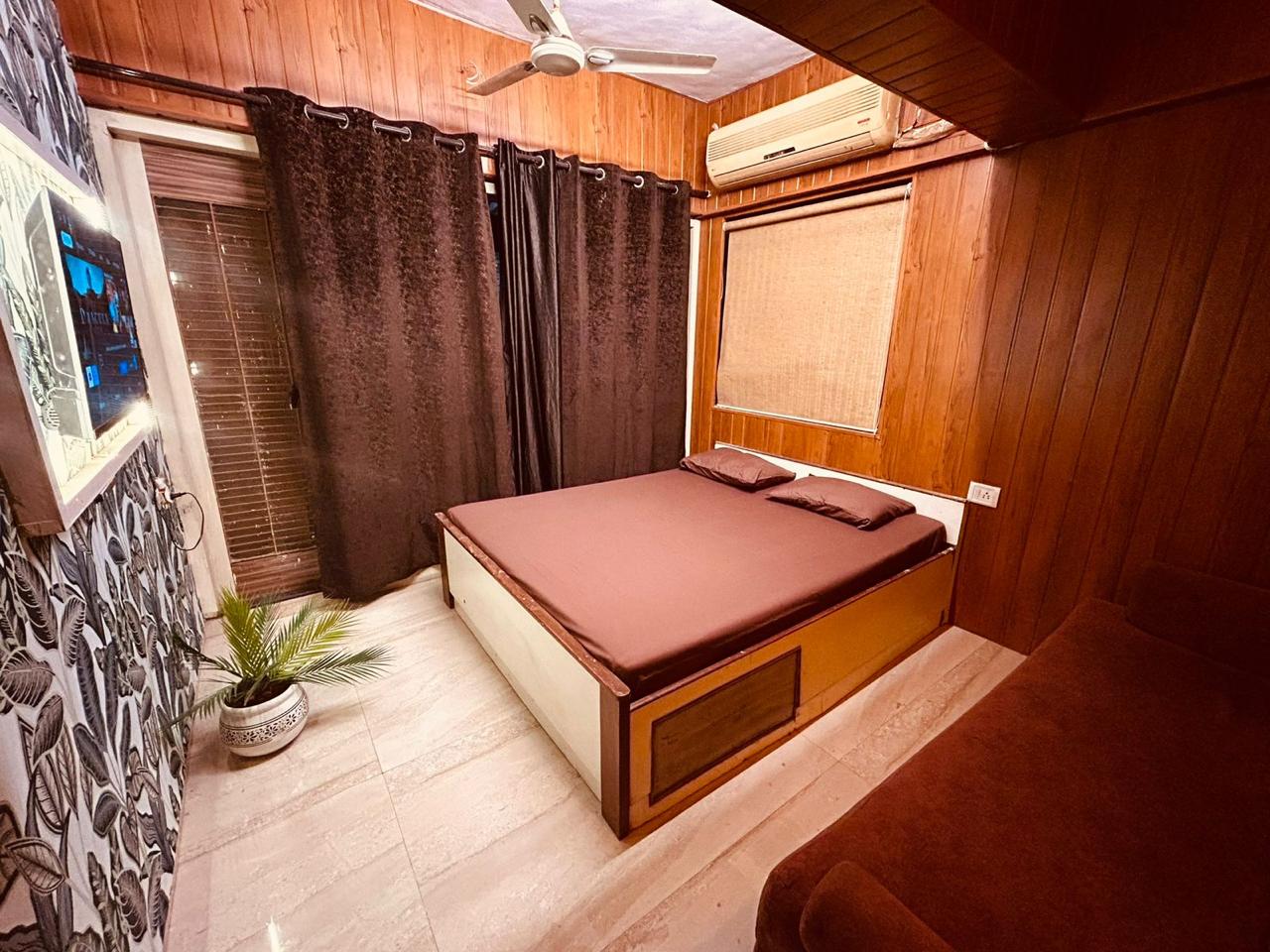 4 BHK Shared Apartment in Versova - Tap to explore photos