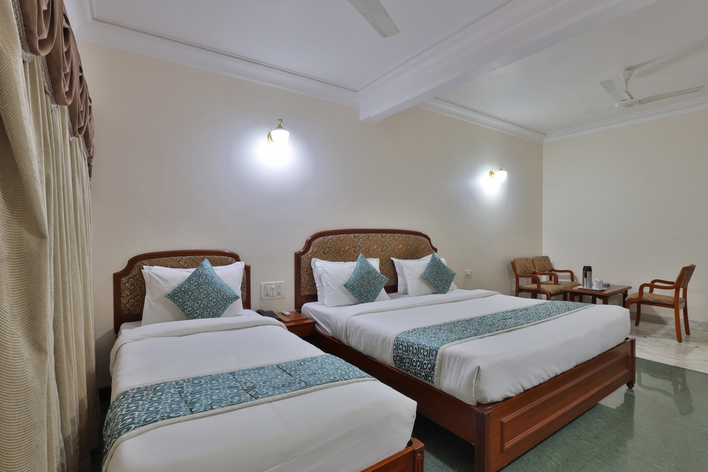 Hotel Yadgar - Tap to explore photos