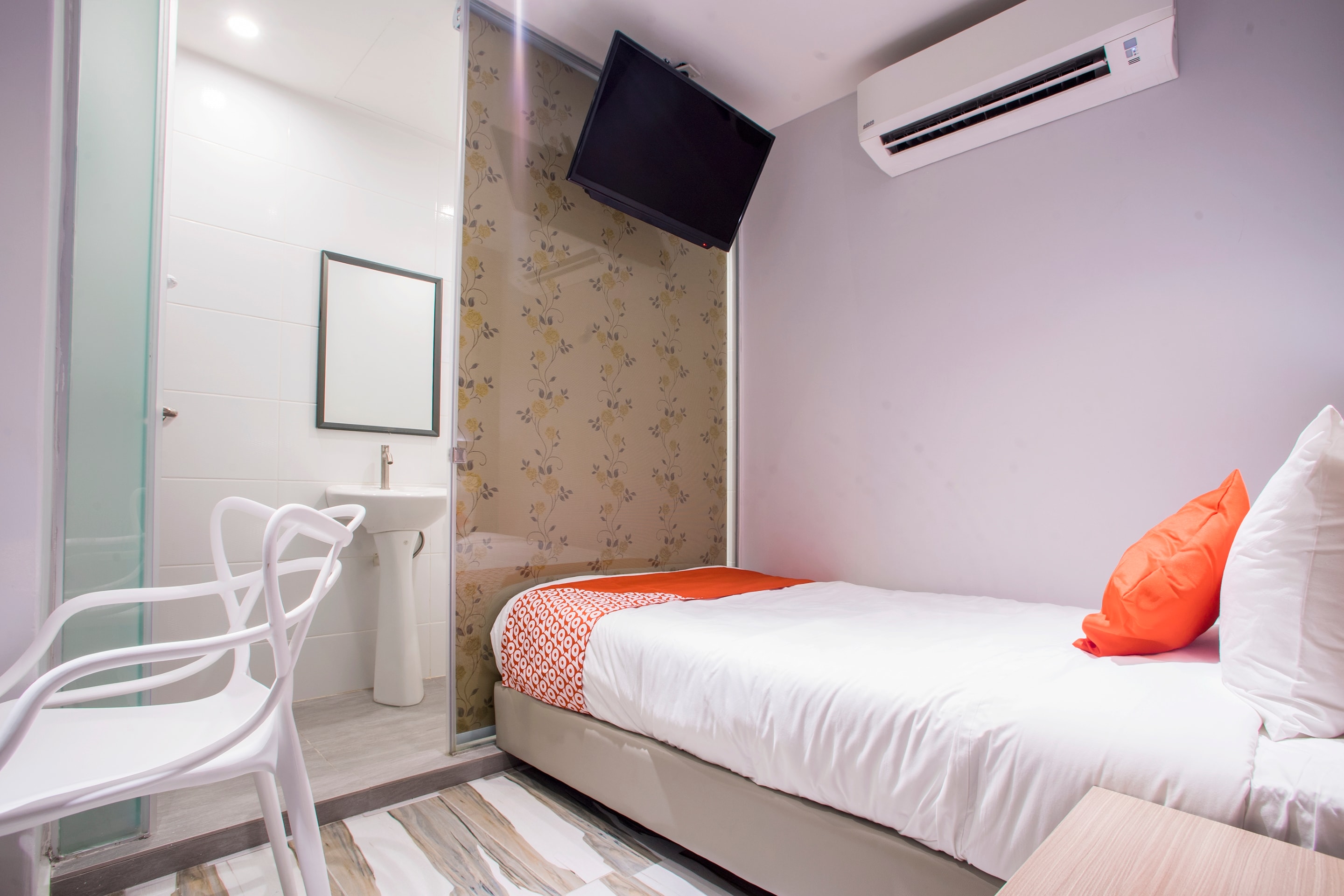 Super OYO 1126 Gs Hotels - Tap to explore photos