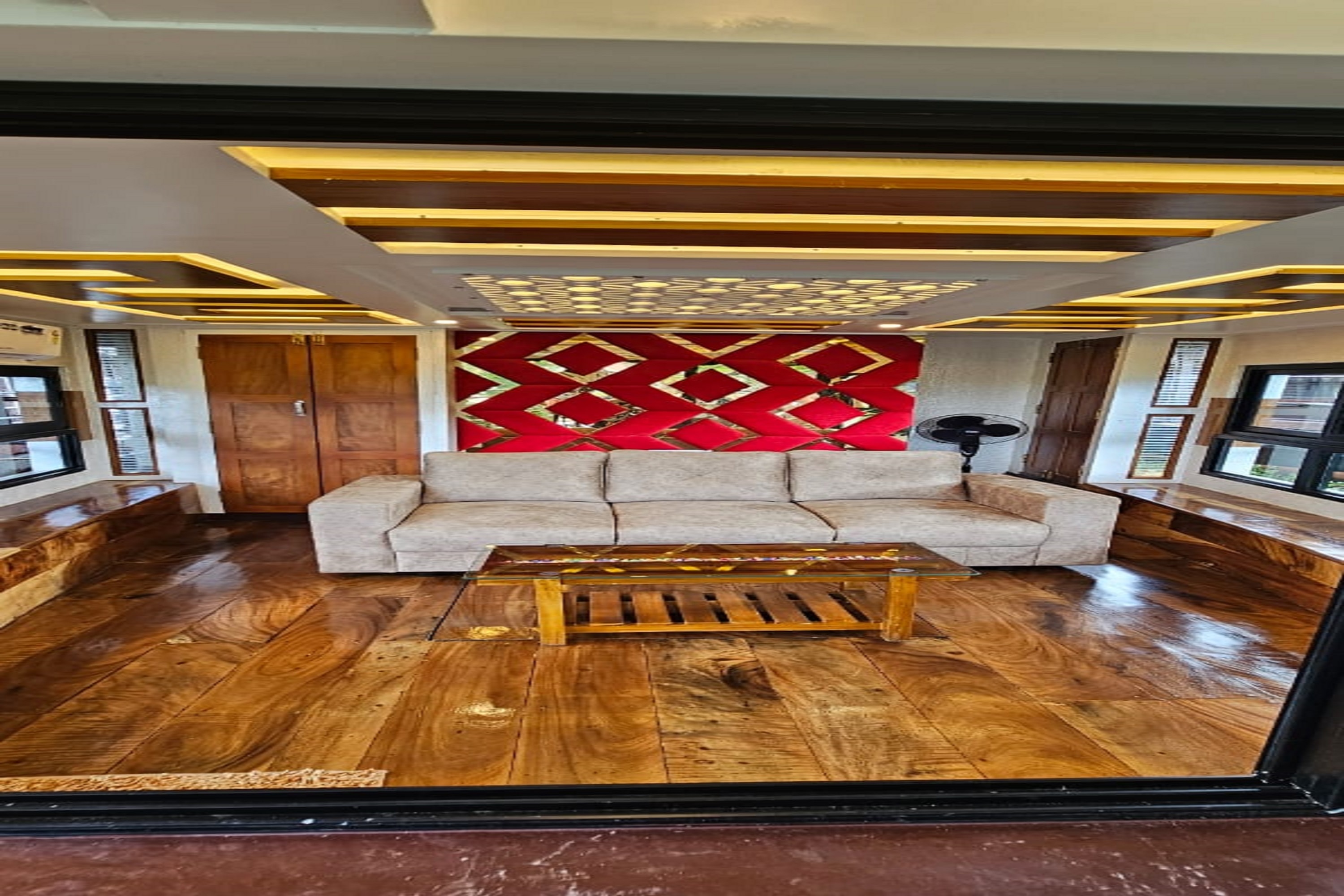 Honeymoon Suite Houseboat - Tap to explore photos