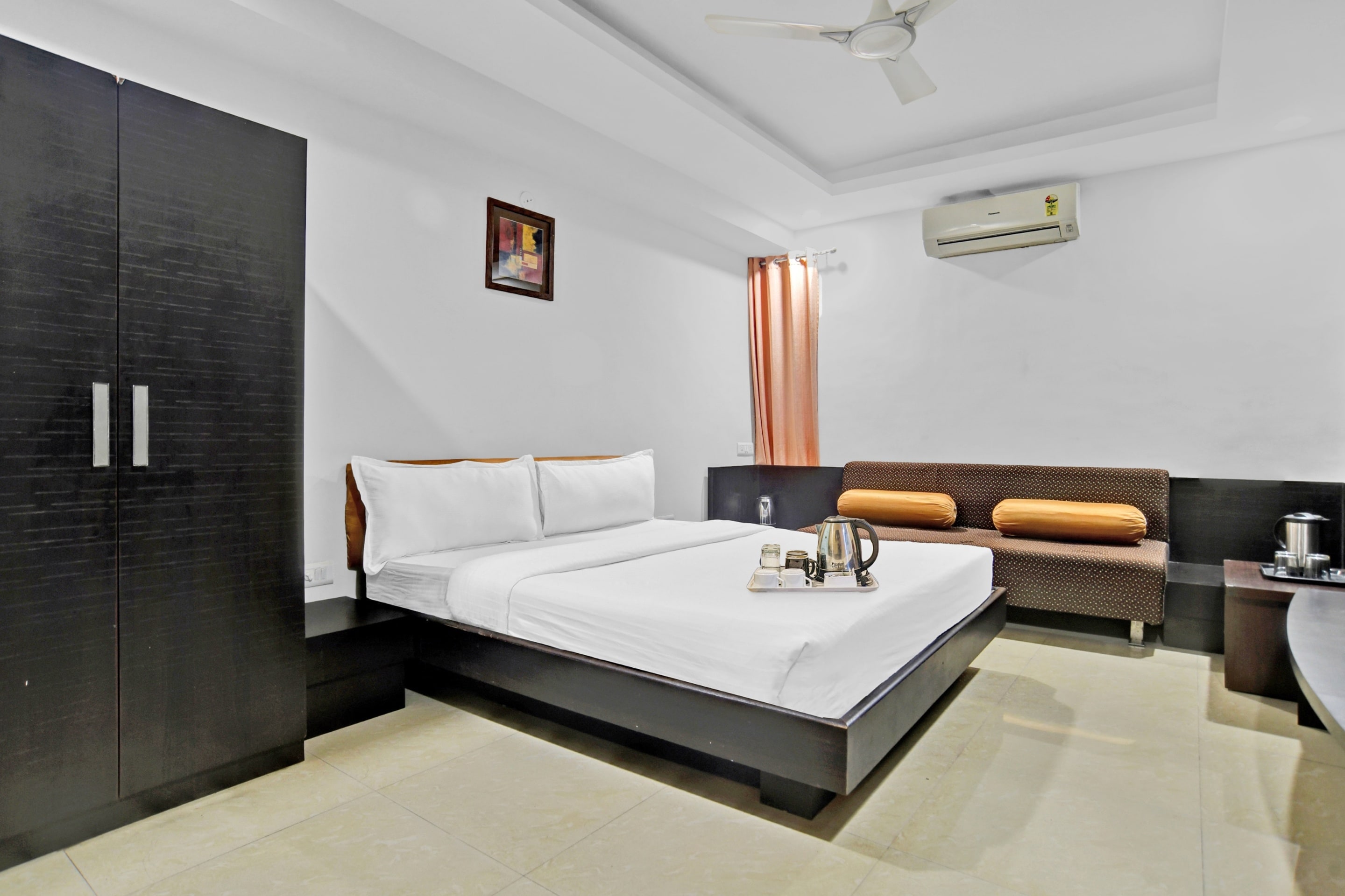 Super Townhouse Divya Palace - Tap to explore photos