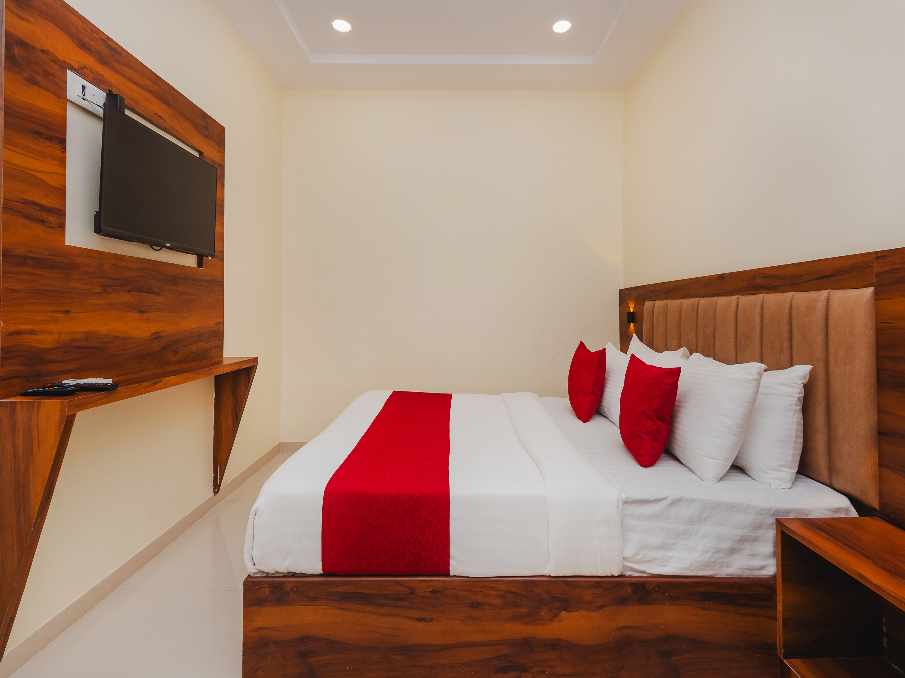Hotel Golden Sands Inn - Tap to explore photos