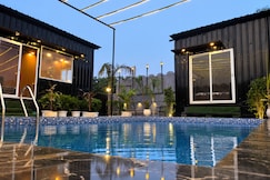 Blackwood Inn Private Farm Stay with Pool, Jaipur