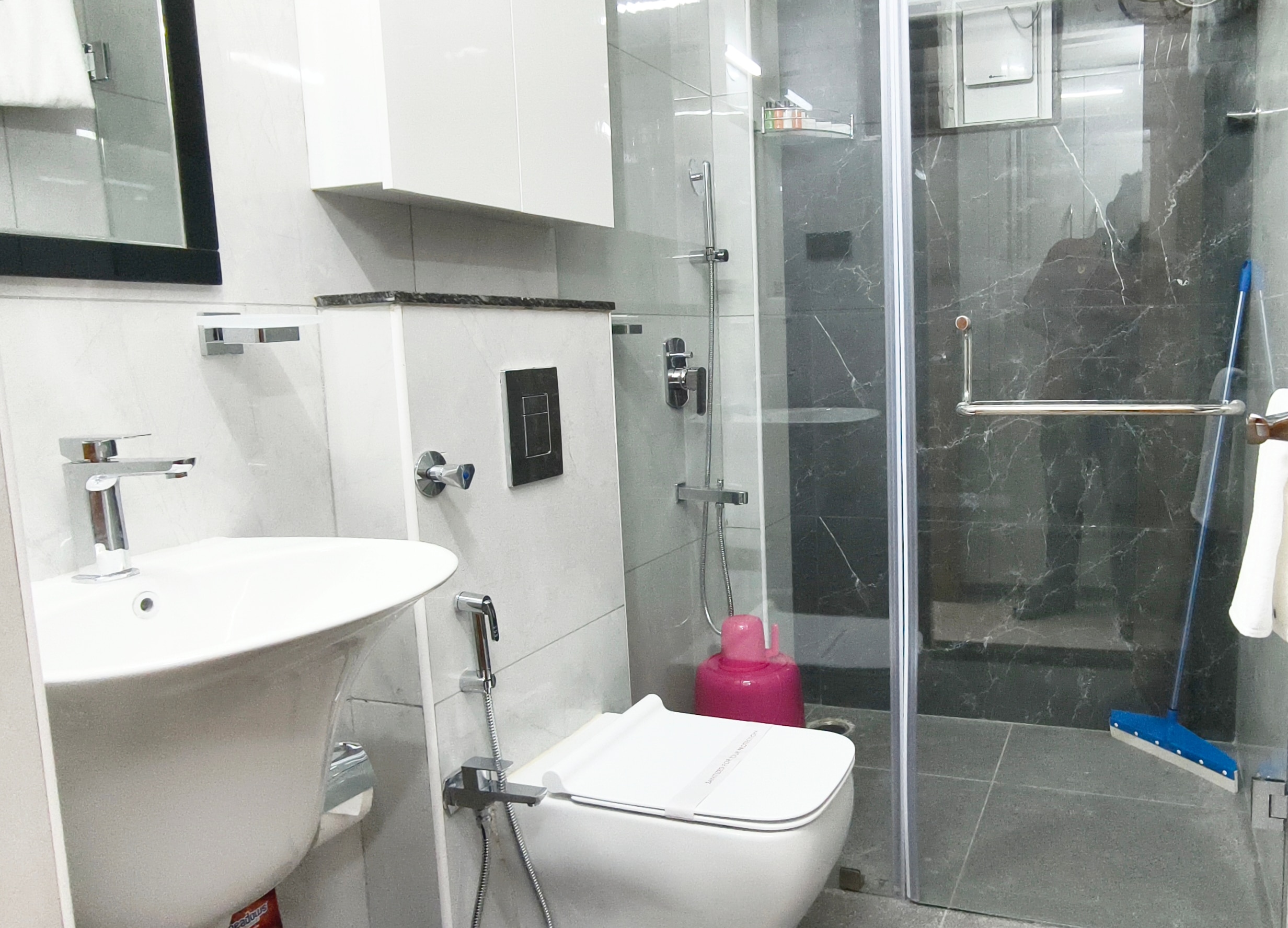 BluO Luxury 1bhk Service Apartment - Tap to explore photos