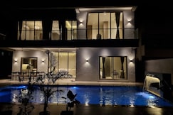 The Villa Exotica w/ Pool, Lawn & Indoor Games, Alibaug