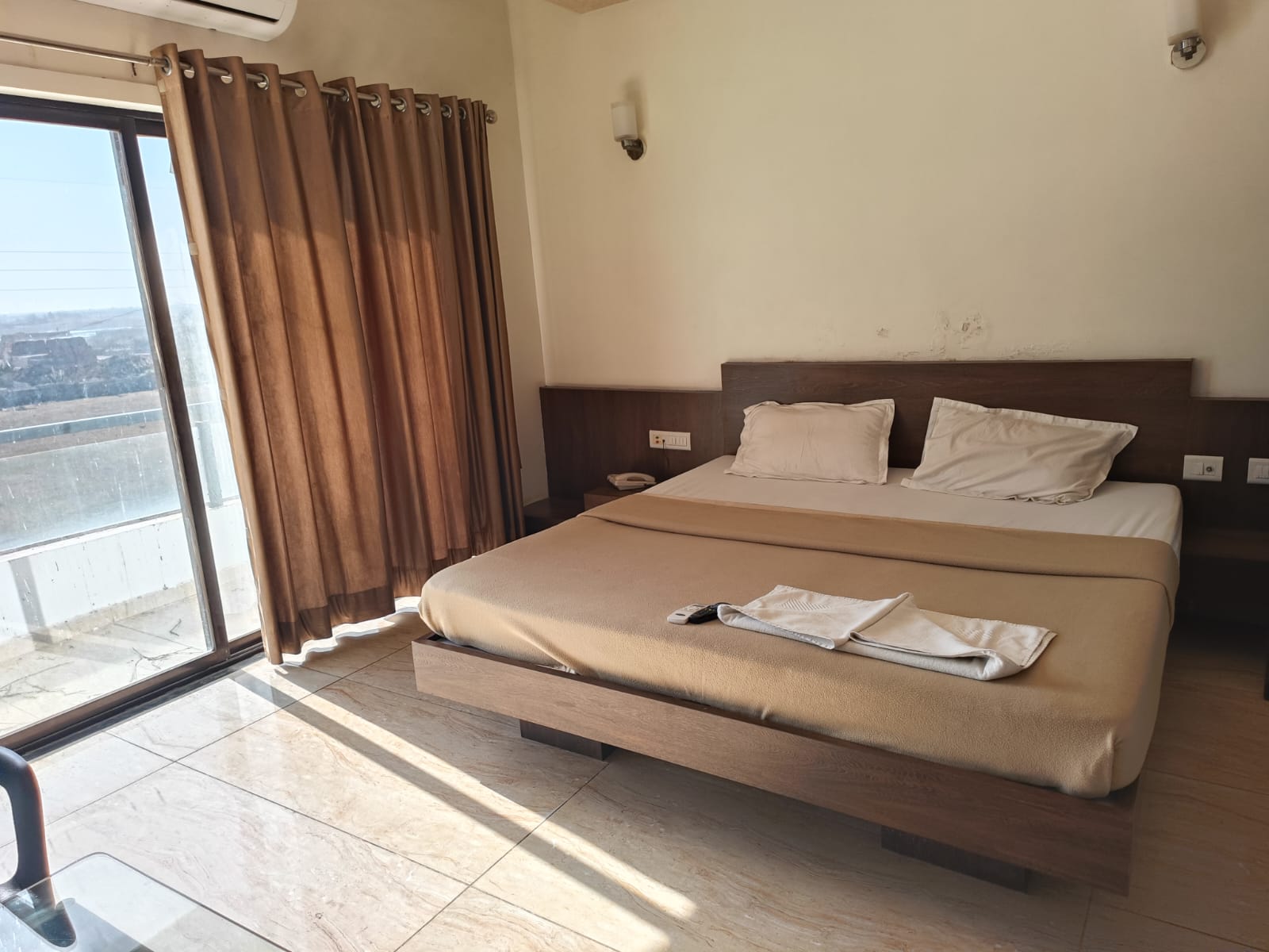 vasudev hotel - Tap to explore photos