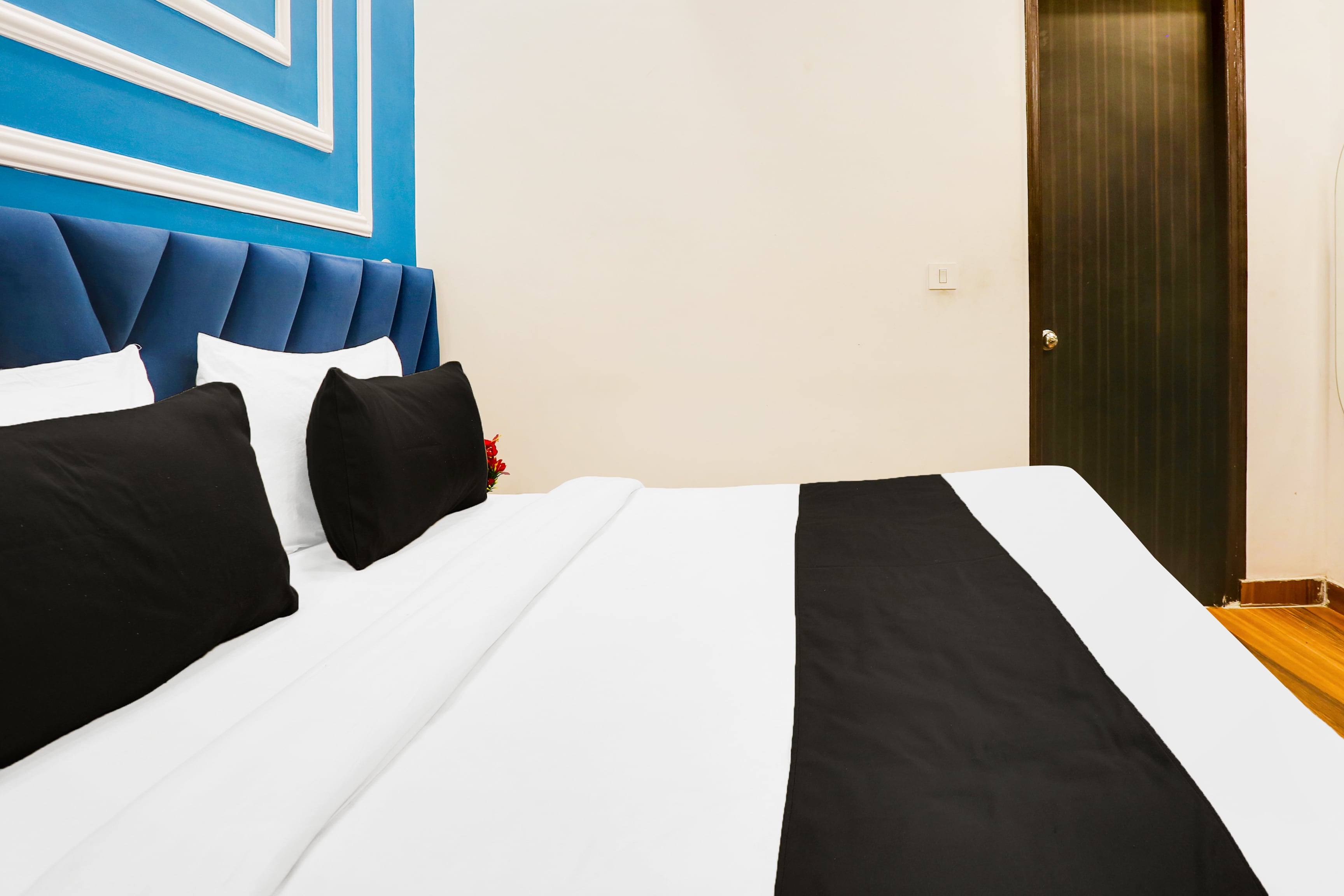 Hotel O Royal Guest House - Tap to explore photos