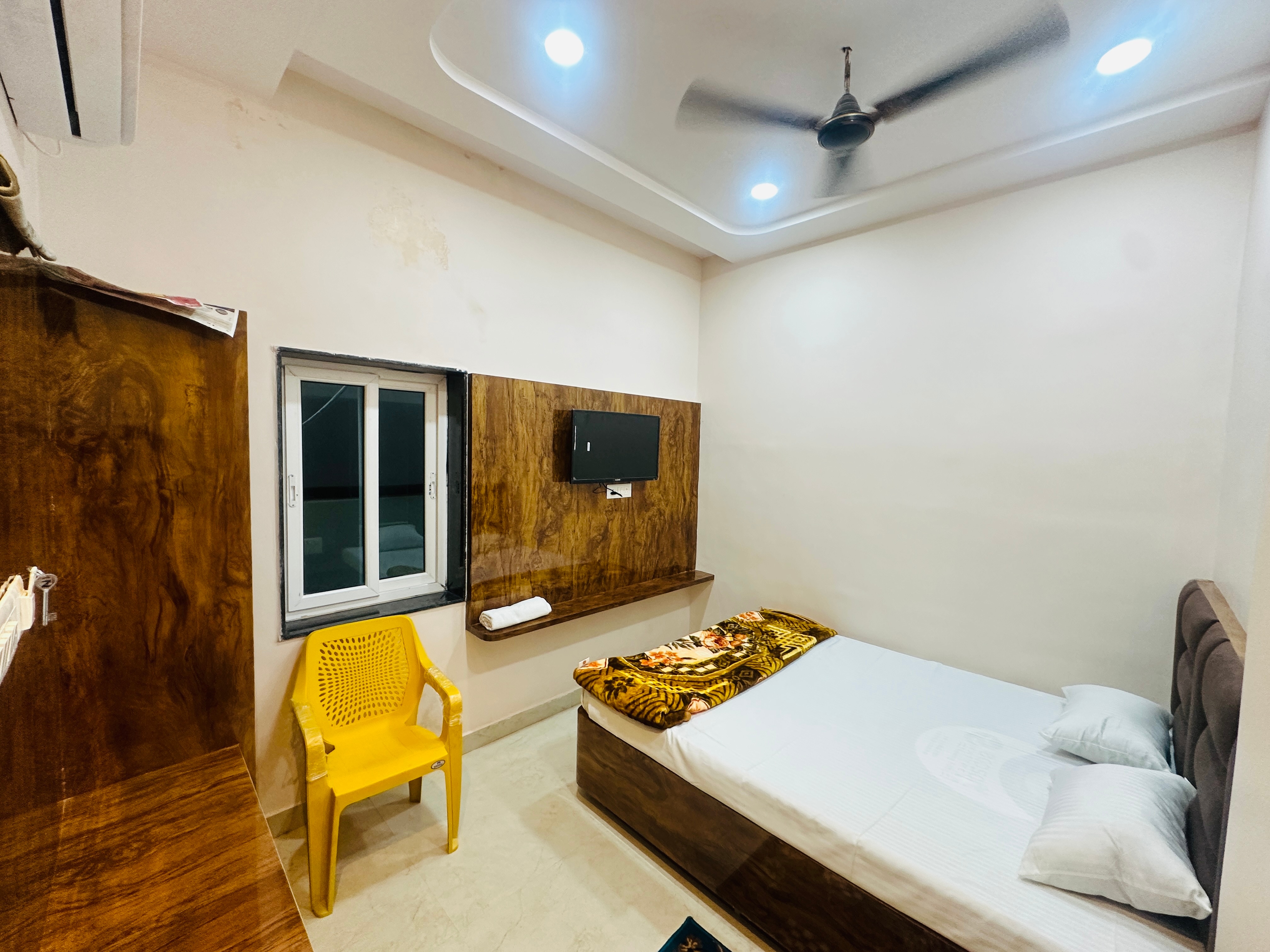 Radhe krishna Homestays - Tap to explore photos
