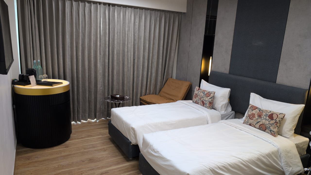Hotel Limon Millennium City Centre Sector 45 - Tap to explore photos