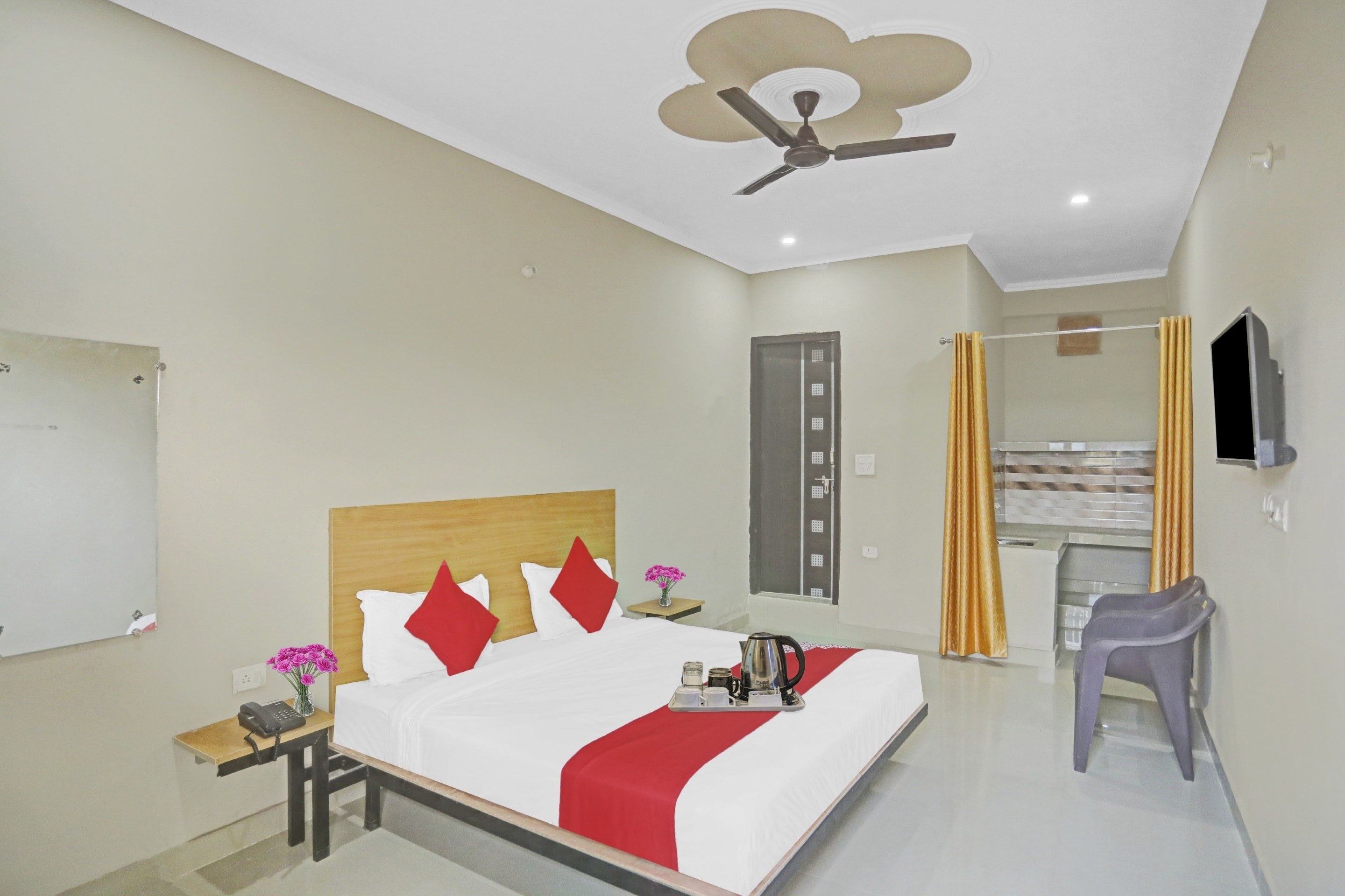 OYO Flagship 87897 Hotel Sky Inn - Tap to explore photos