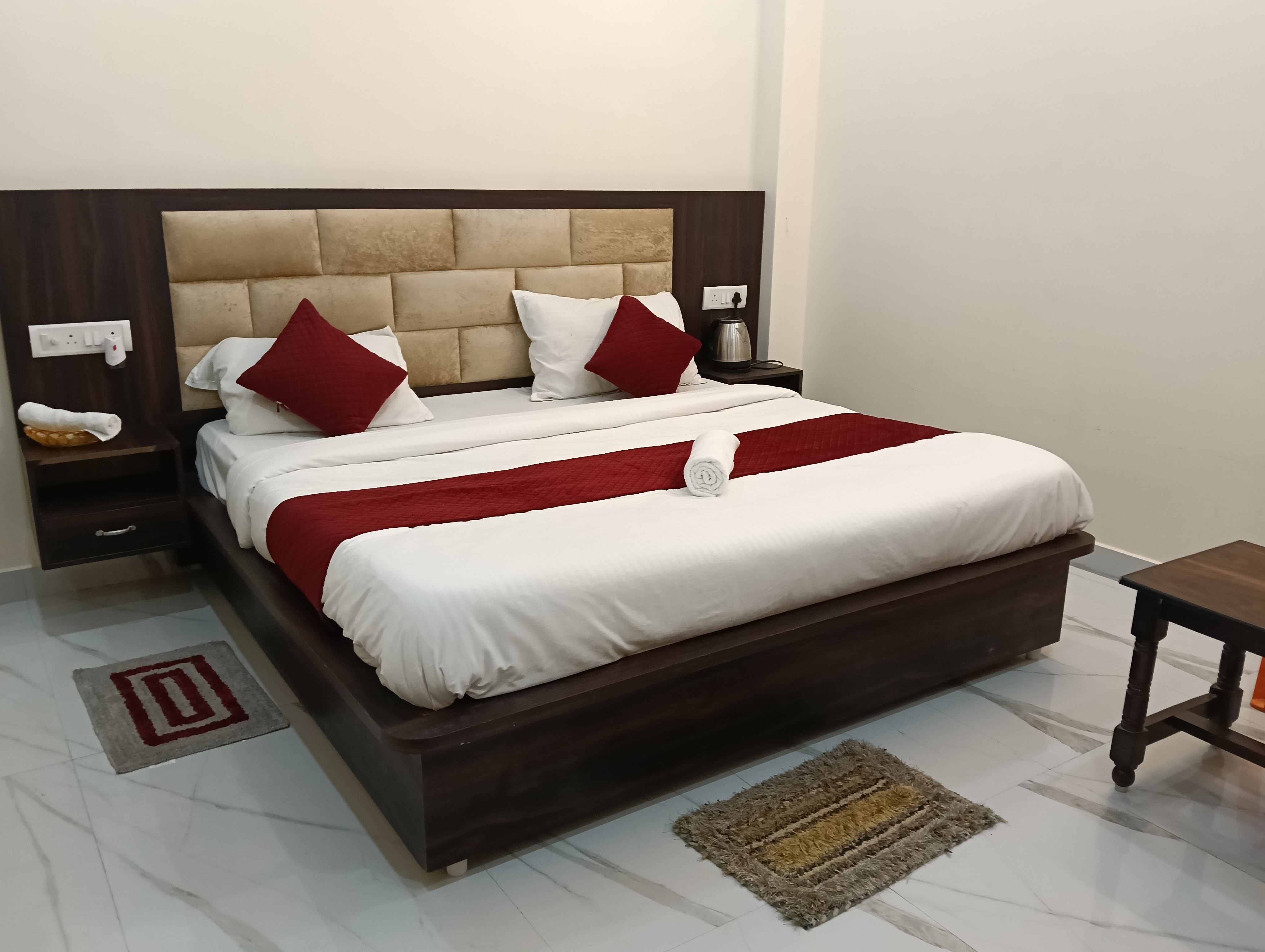 Hotel Abhinandan palace - Tap to explore photos