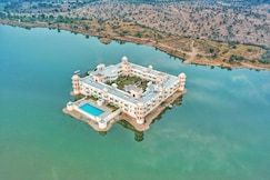 juSTa Lake Nahargarh Palace, Begun