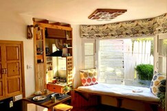 Tiny house STUDIO with kitchenette lawn, Dharamshala