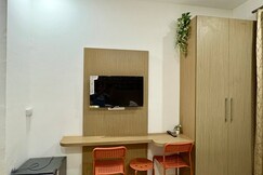 Cozy Studio with Skyline Balcony, Greater Noida