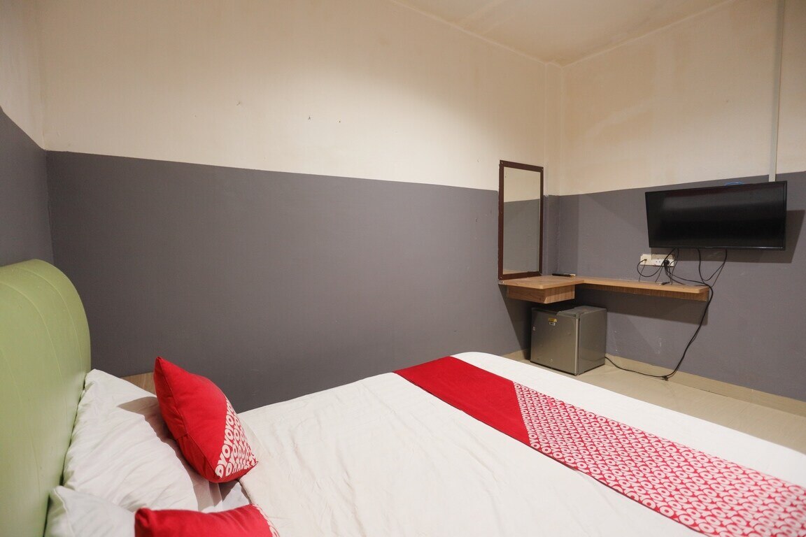 OYO 92988 City Room - Tap to explore photos
