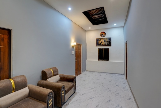 SPOT ON by OYO Surya Hotel