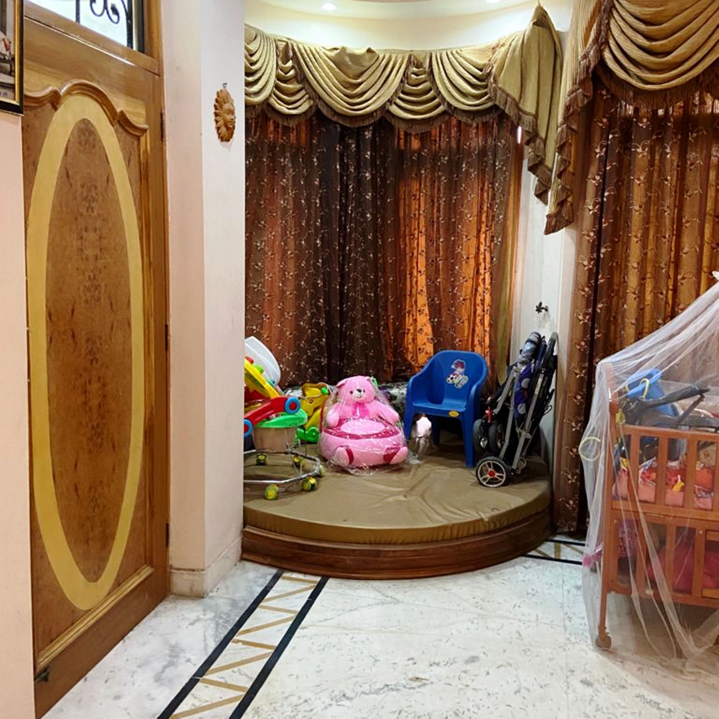 Royal Palace Homestay - Tap to explore photos