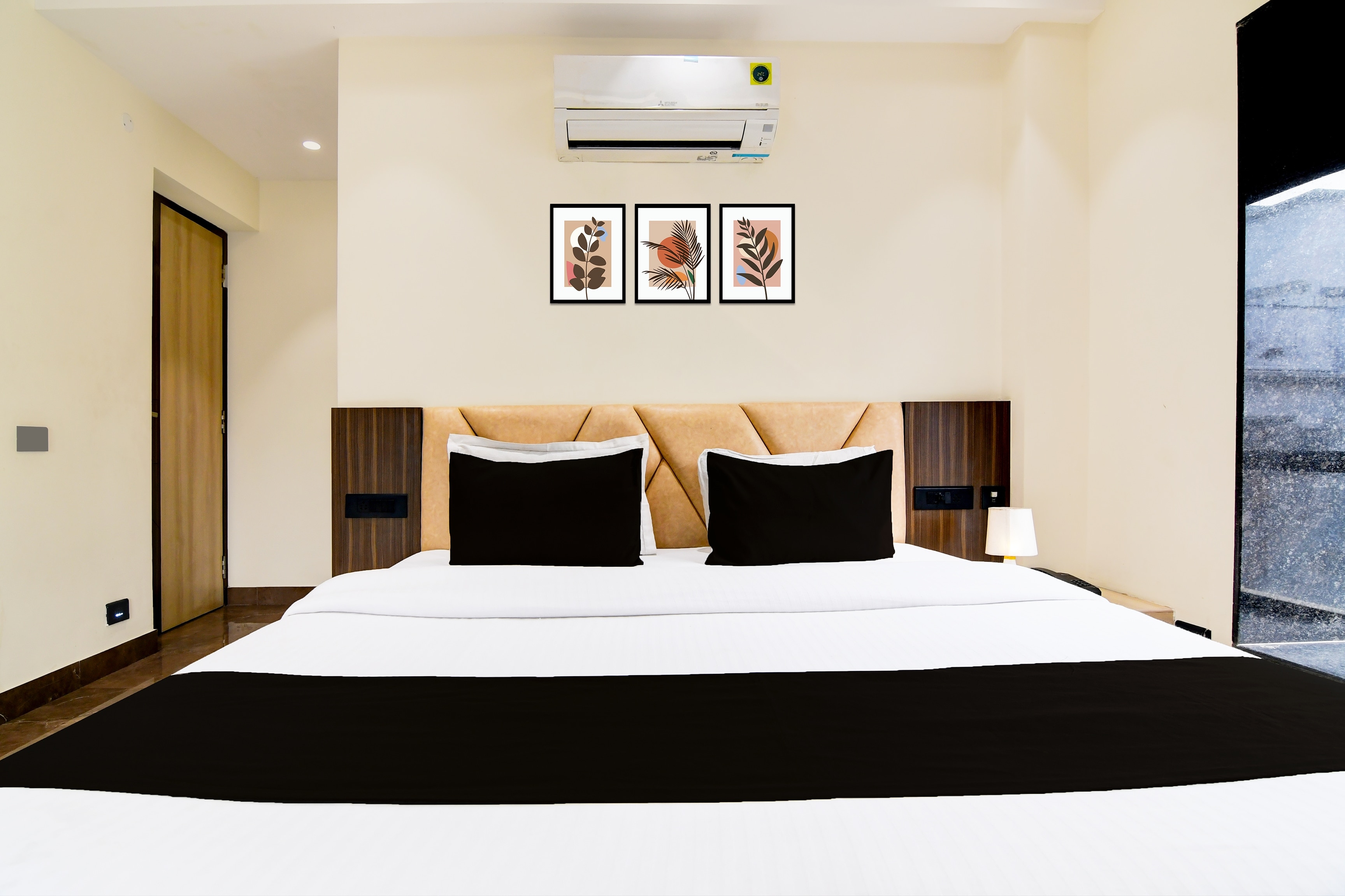 Super Townhouse New Town Near DLF - Tap to explore photos
