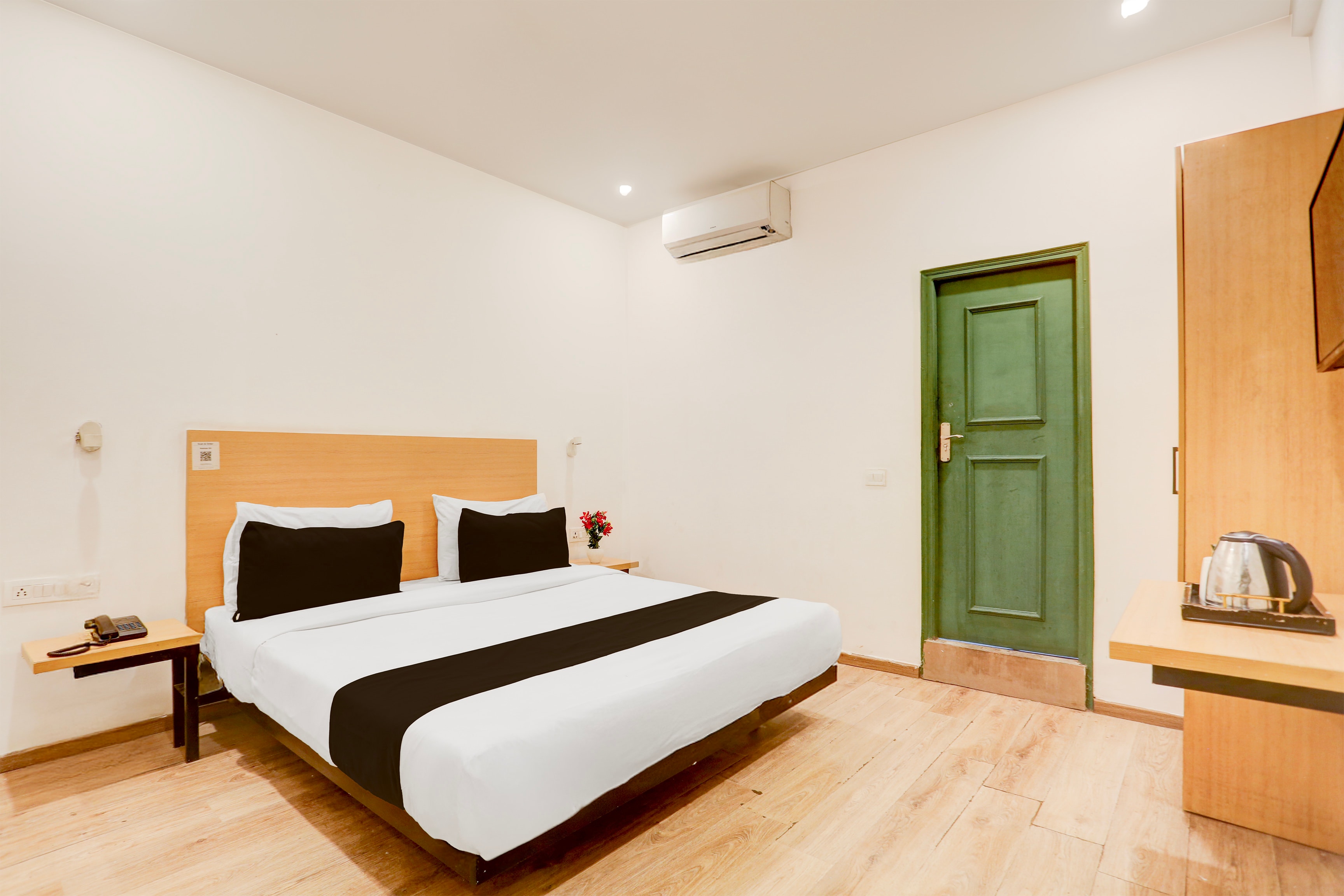 Super Townhouse Sector 64 Near WorldMark Gurugram Formerly Vero - Tap to explore photos