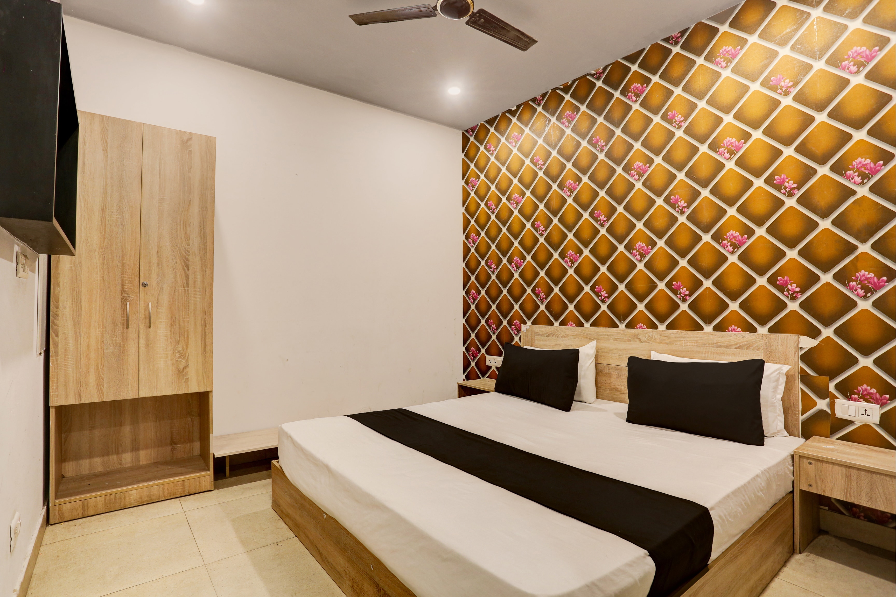 Hotel O Dwarka Mor Metro Hotel - Tap to explore photos