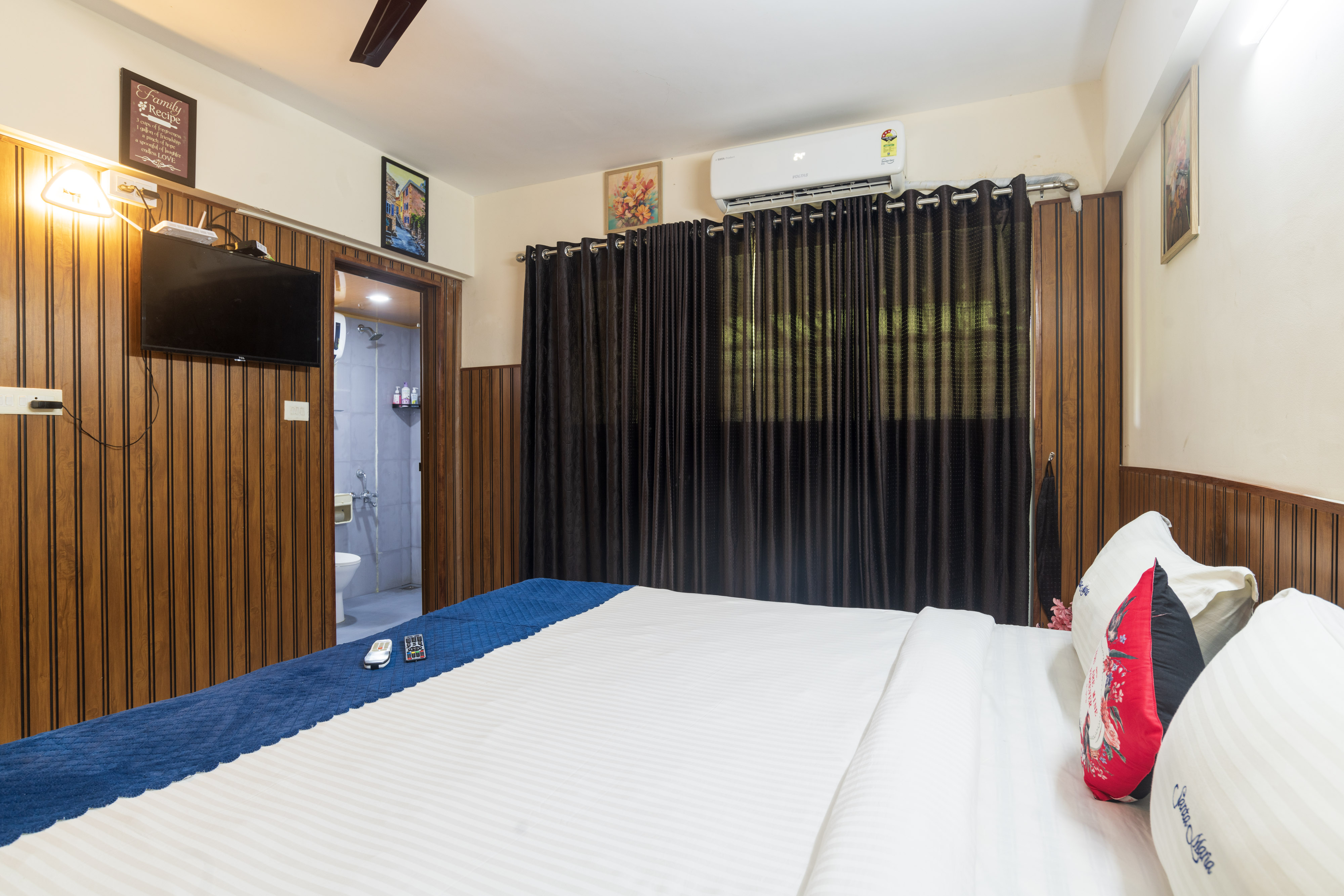 sancta Maria Airport Hotel - Tap to explore photos